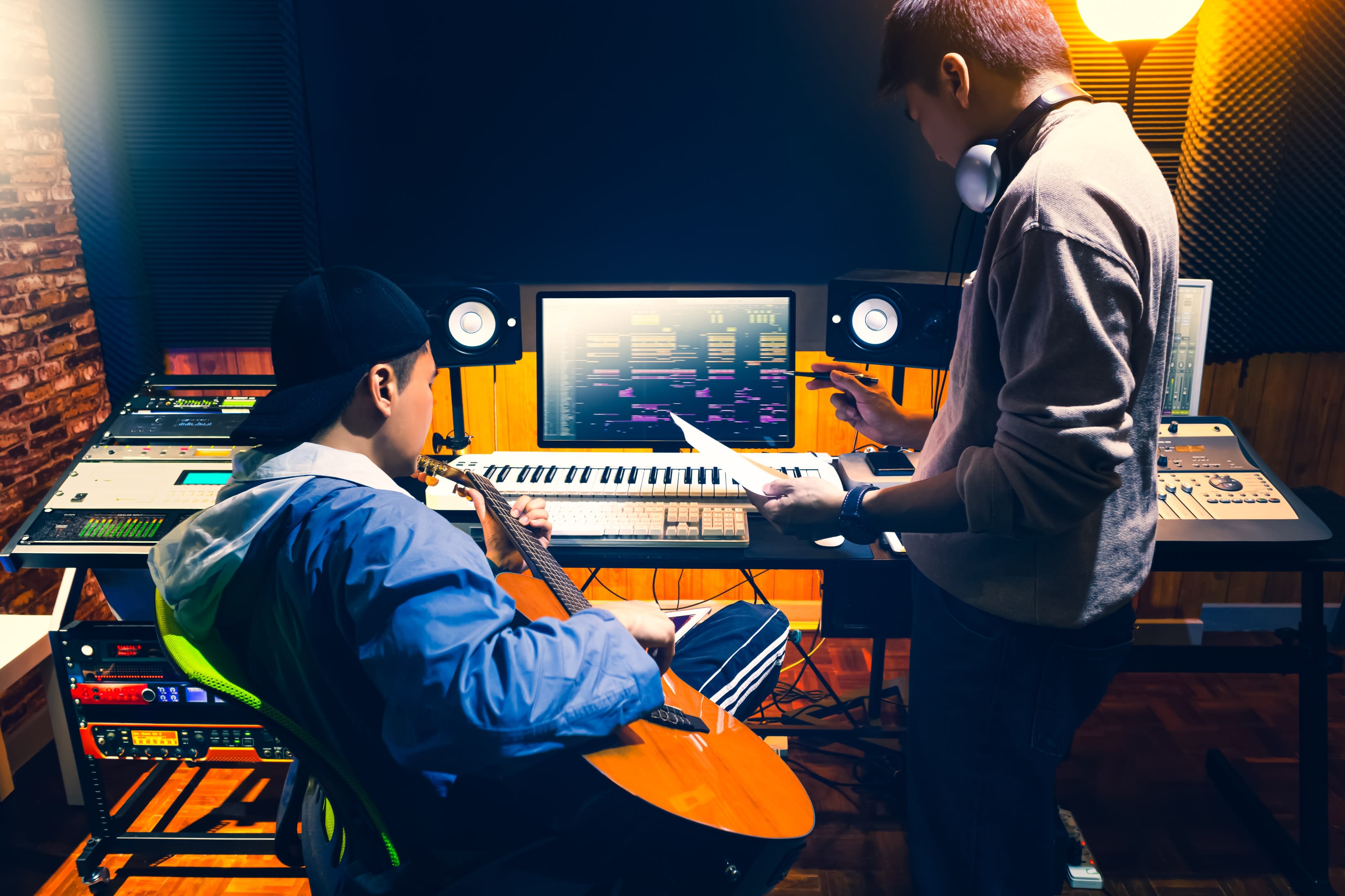 Jóvenes músicos produciendo en un estudio casero