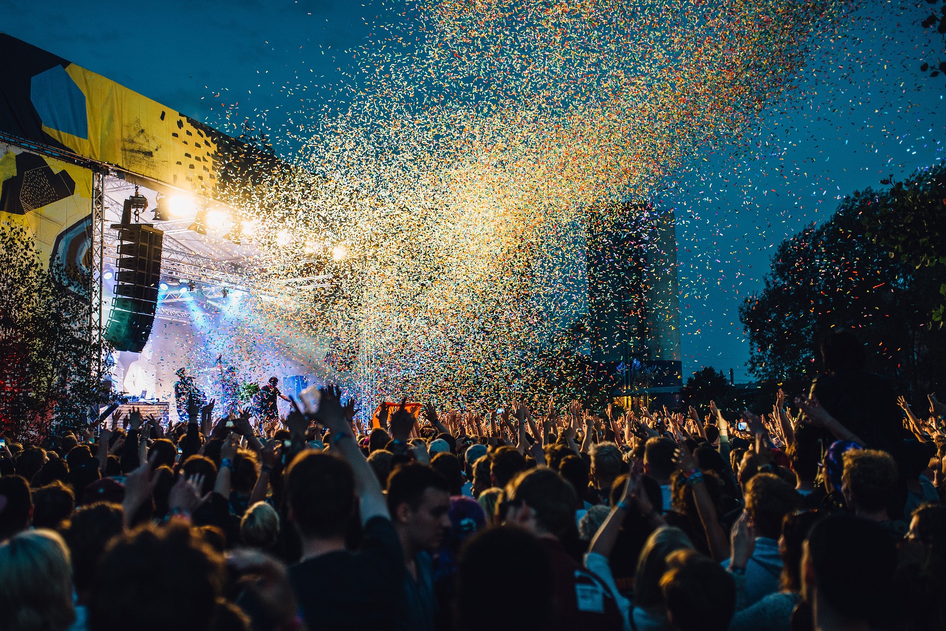 Confeti en un festival de música