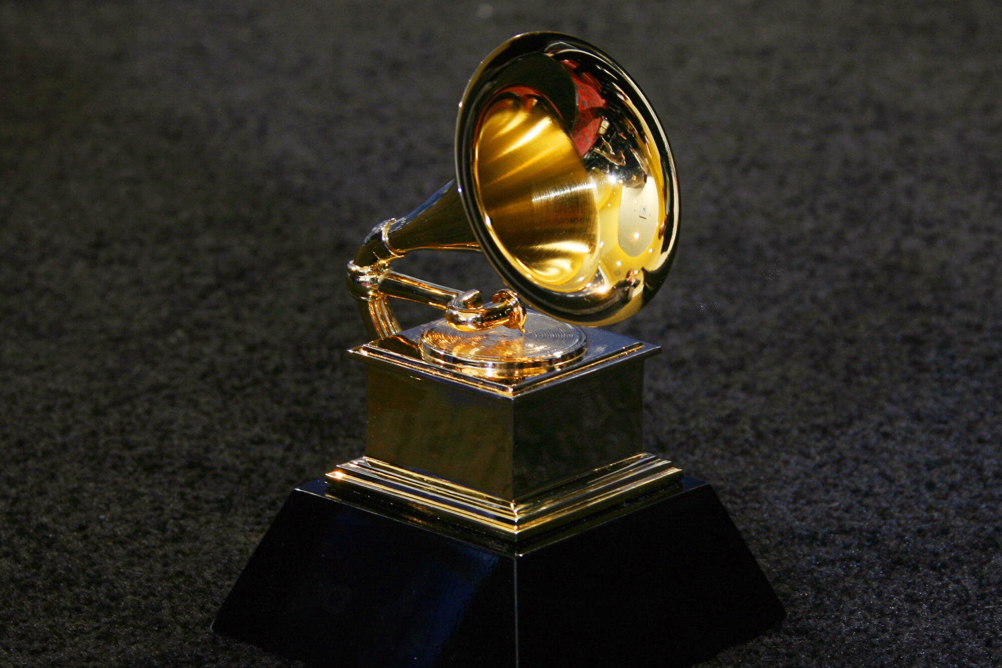 Gramófono dorado de los Latin Grammy